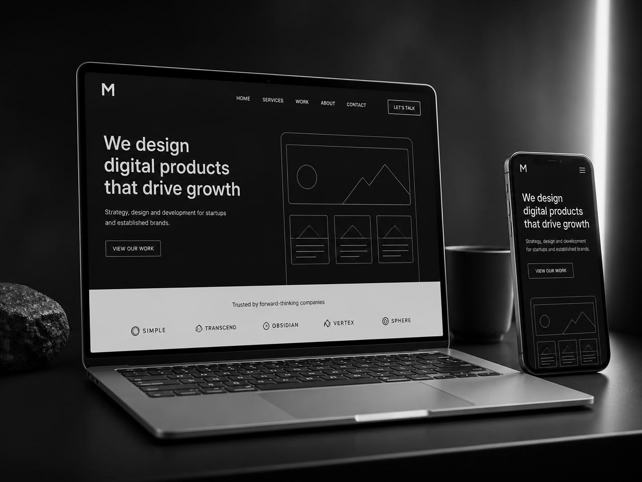 Site responsivo exibido em notebook e smartphone