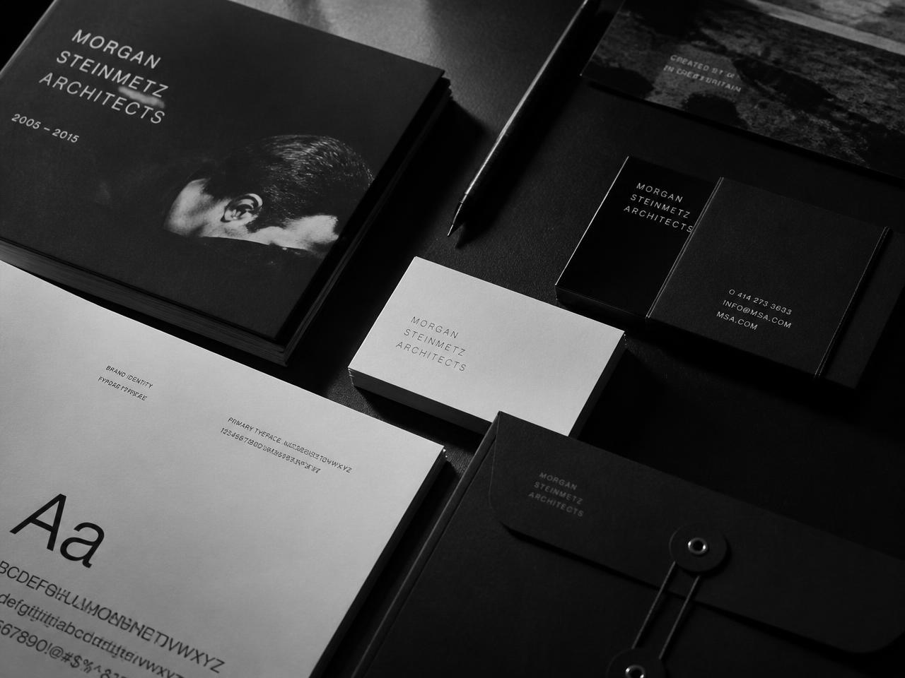 Materiais de identidade visual sobre superfície escura